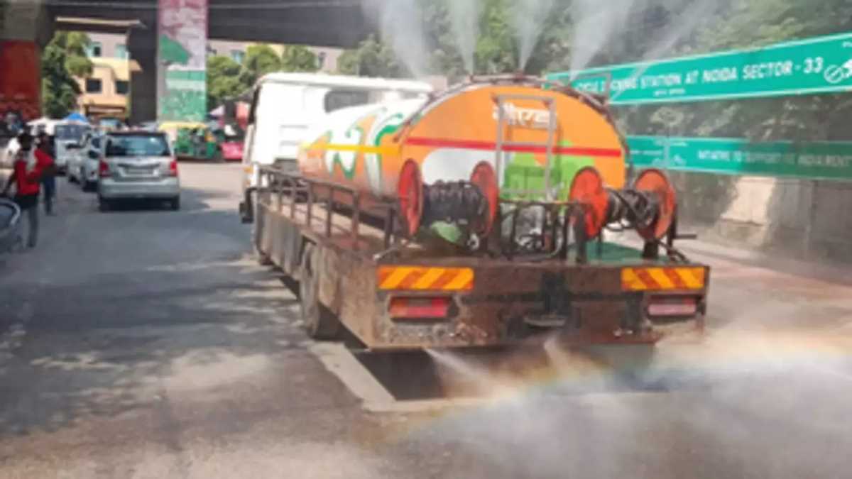 नोएडा में पहले ही दिन ग्रेप का असर, धूल नियंत्रण के लिए लगाए गए 20 टैंकर